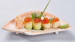 Sushi su raudonais ikrais ir tartletai