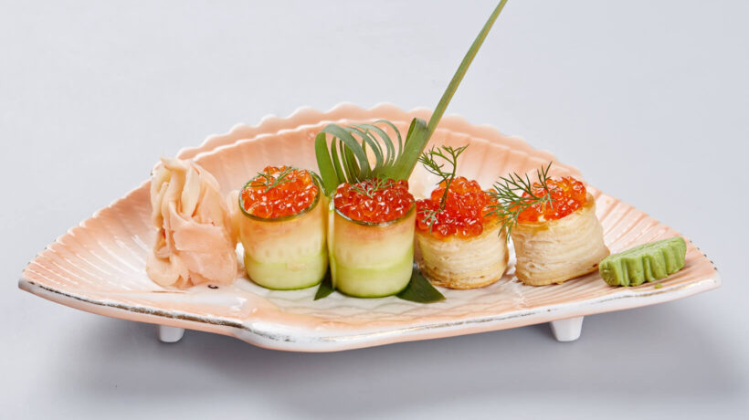 Sushi su raudonais ikrais ir tartletai